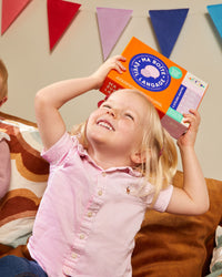 Enfant heureuse qui présente Ma Boîte Éveil Langage