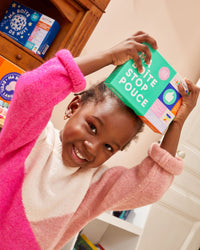 Enfant heureuse de présenter Ma Boîte Stop Pouce