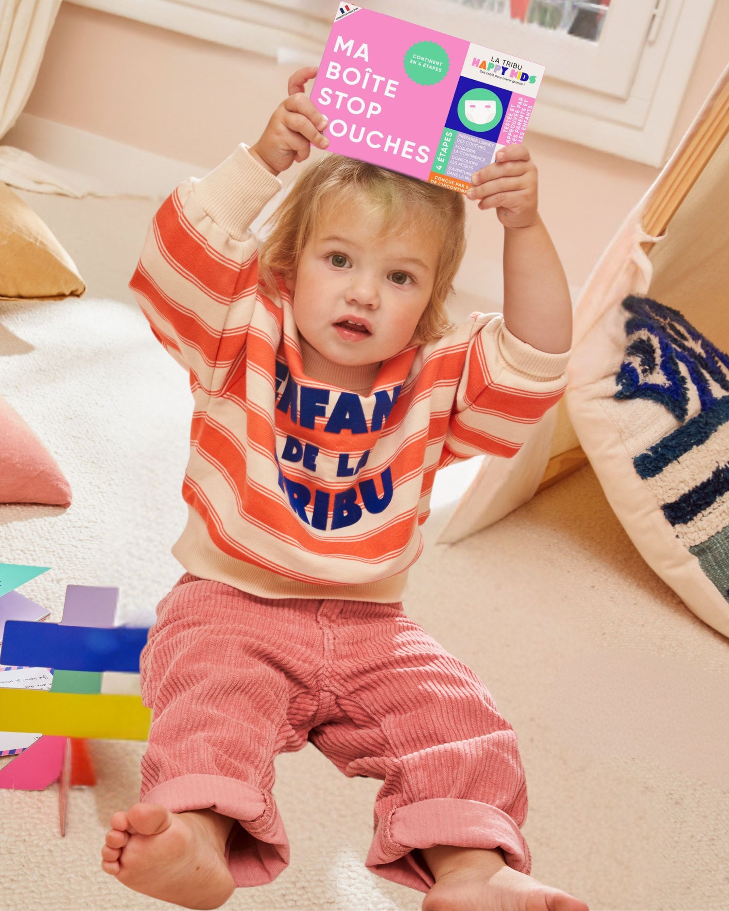 Enfant qui tient Ma Boîte Stop Couches