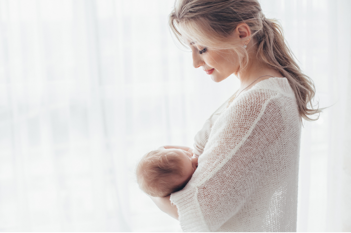 Comprendre les signes de faim chez bébé quand allaiter
